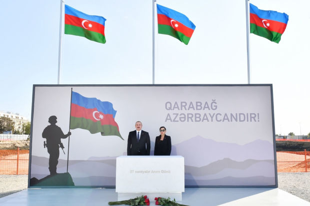 İlham Əliyev və Mehriban Əliyeva Bakıda inşası davam etdirilən Zəfər parkında olublar